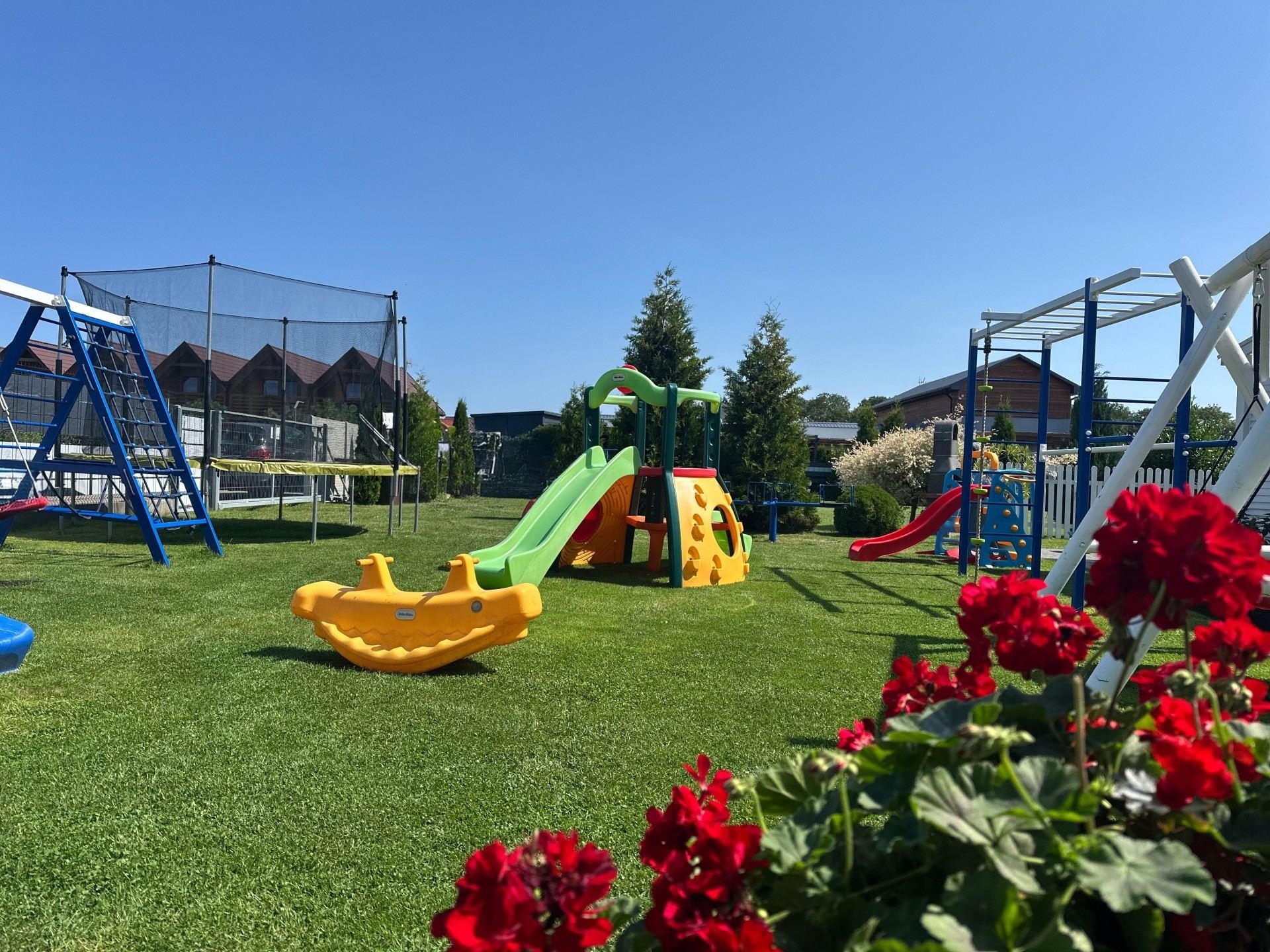 rozbudowany plac zabaw w obiekcie domki kalipso, trampolina