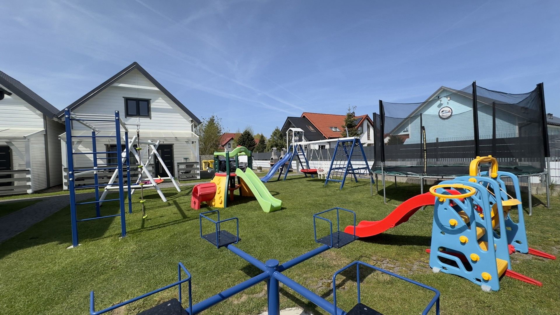 rozbudowany i przestronny plac zabaw z wieloma atrakcjami dla dzieci, huśtawki, drabinki, trampolina