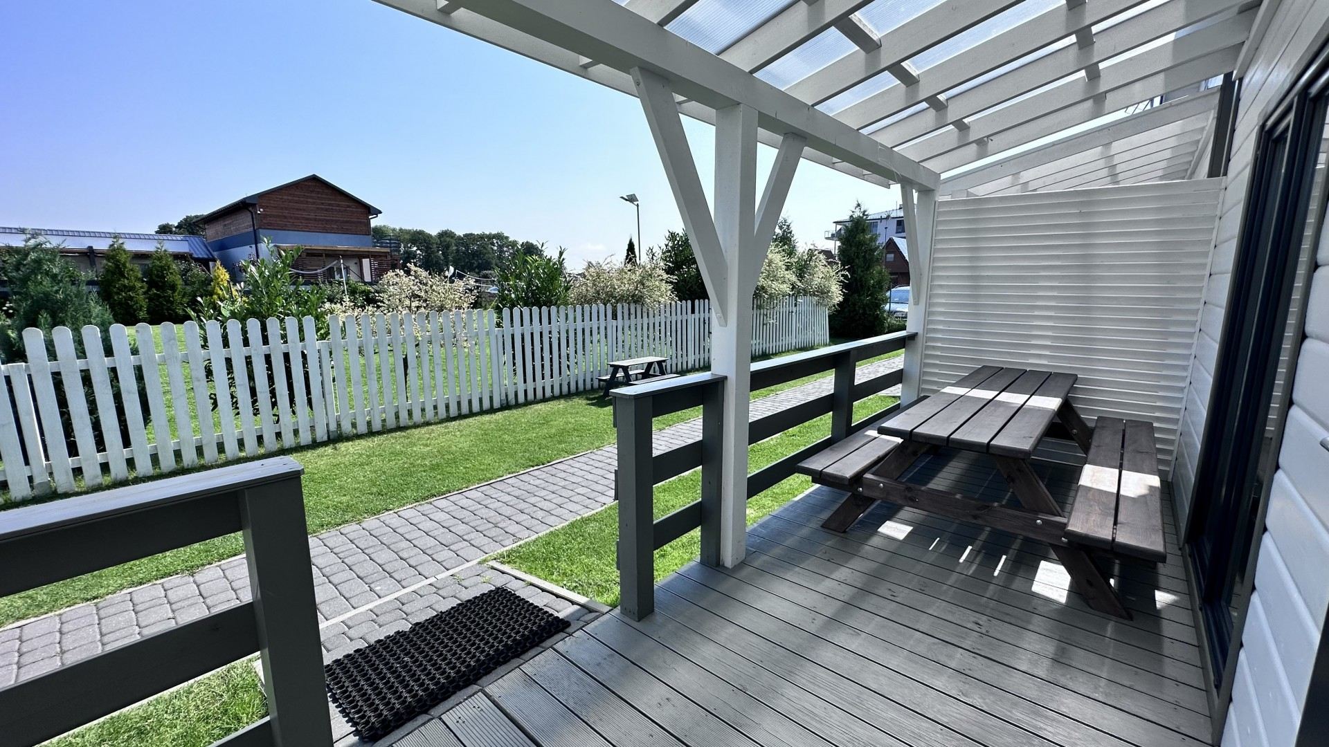 zadaszony taras, drewniana ławka