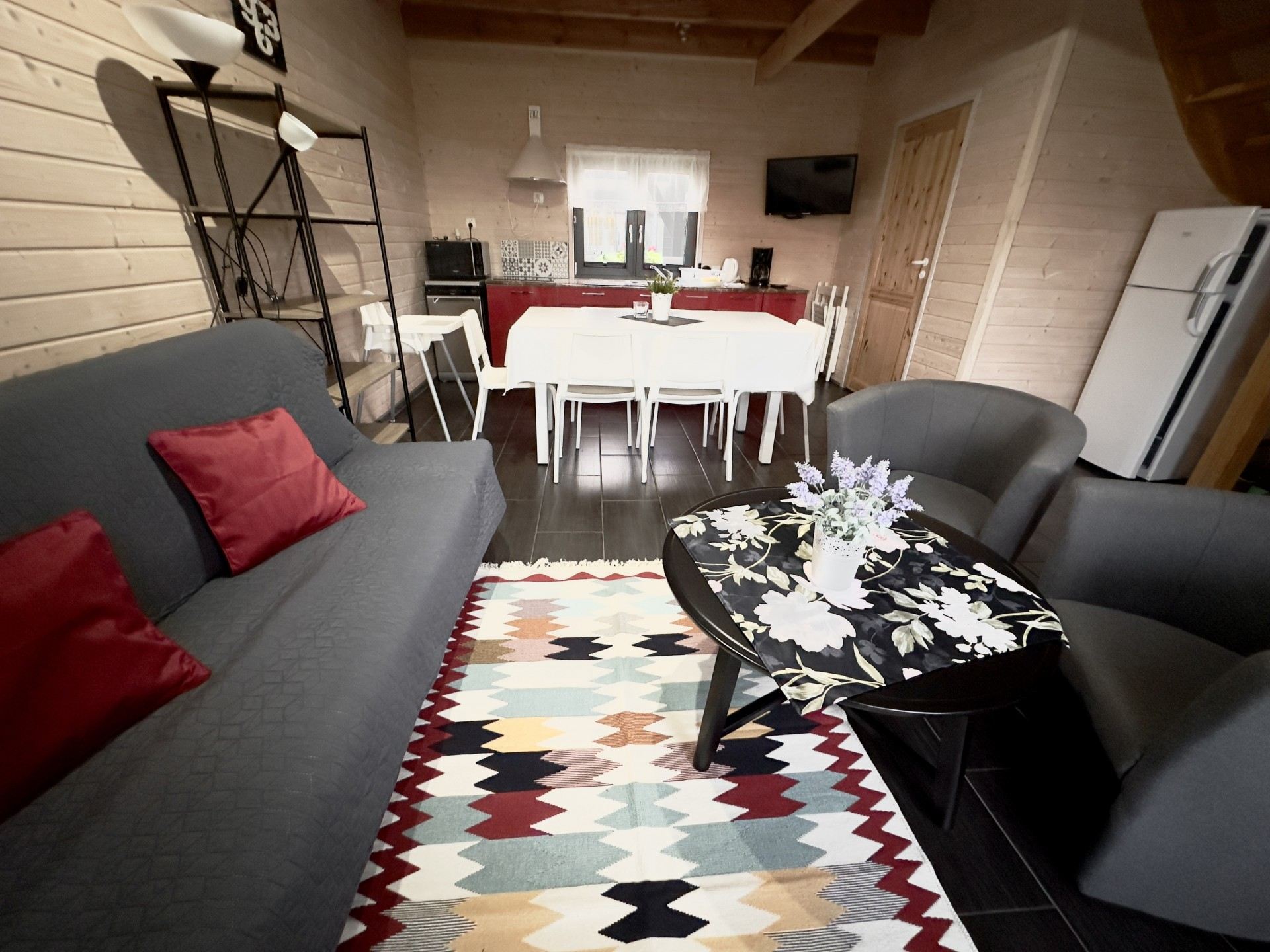 salon z kuchnią, stół i krzesła