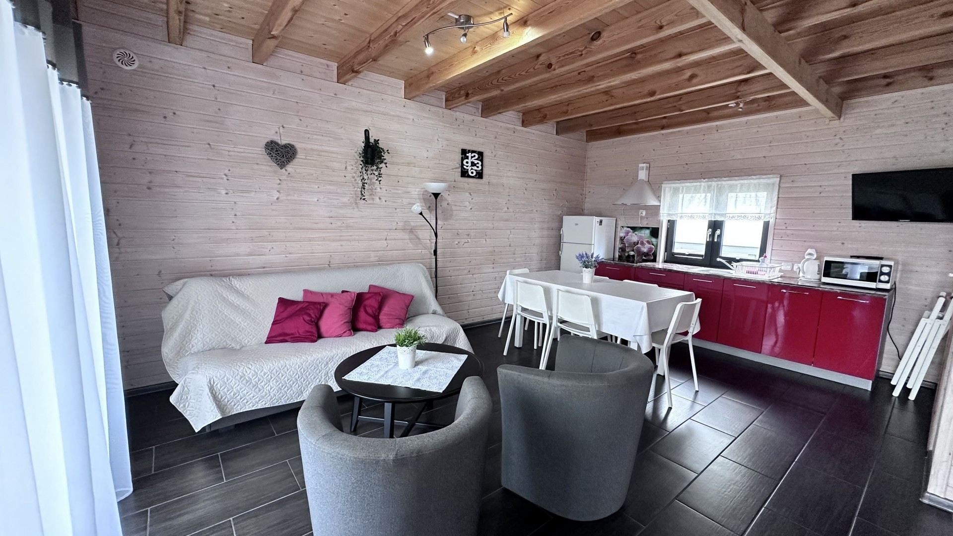 salon z kuchnią, kanapa, fotele, stół