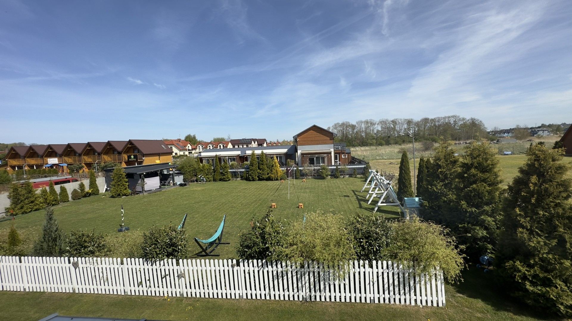 widok na cały ogród obiektu domki kalipso, boisko, huśtawki, hamaki