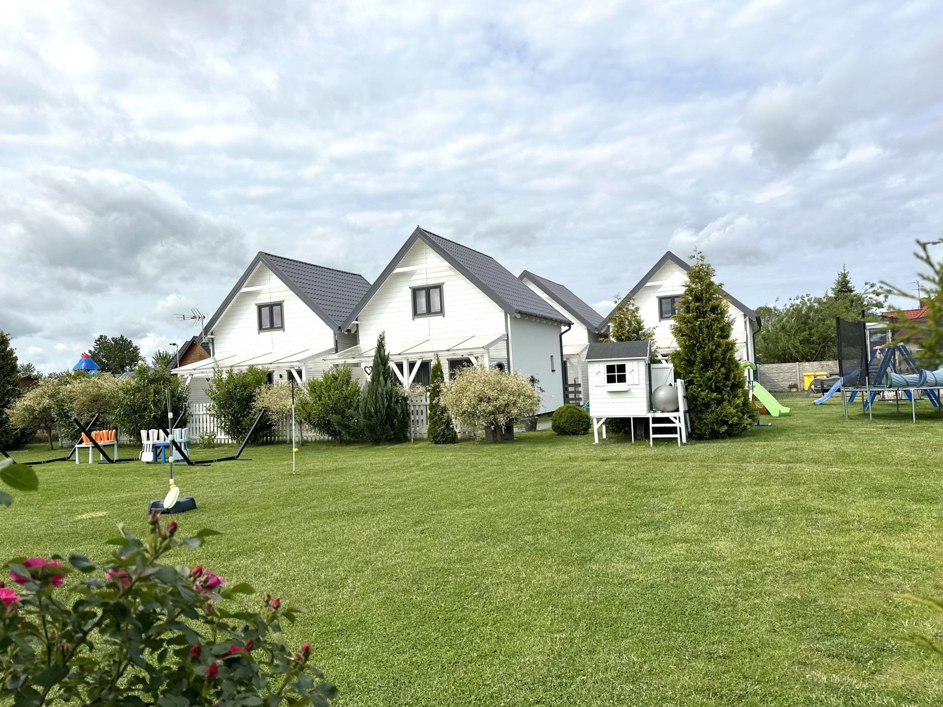 domki kalipso, duży ogród z placem zabaw i boiskiem