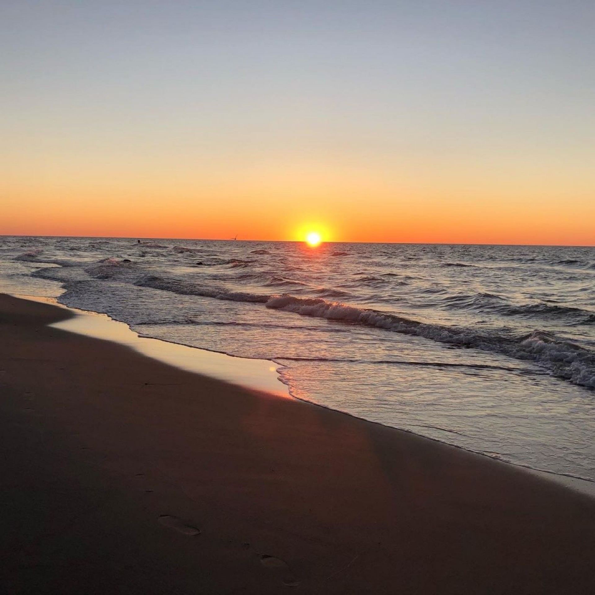 zachód słońca nad morzem w Sarbinowie